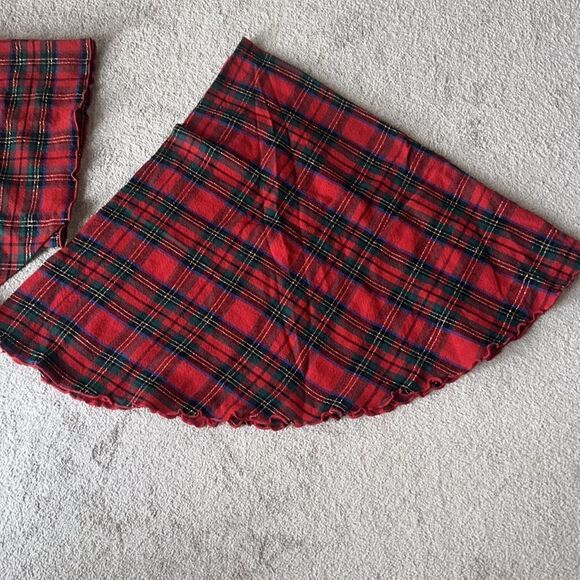 Tartan Plaid Round Tablecloth with Tasseled Runner! - Picture 2 of 11